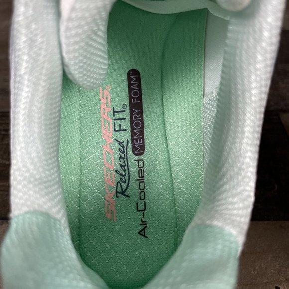 NEW Skechers Relaxed Fit D'Lux Walker Infinite Motion Sneakers - Picture 6 of 8